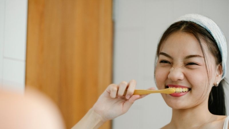 ệ sinh răng miệng kém là một trong những nguyên nhân gây ra vàng răng