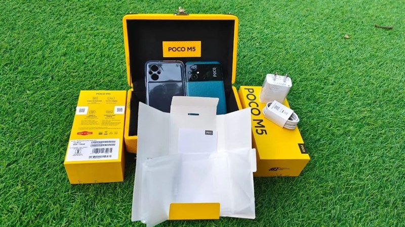 Các phụ kiện đi cùng POCO M5. 