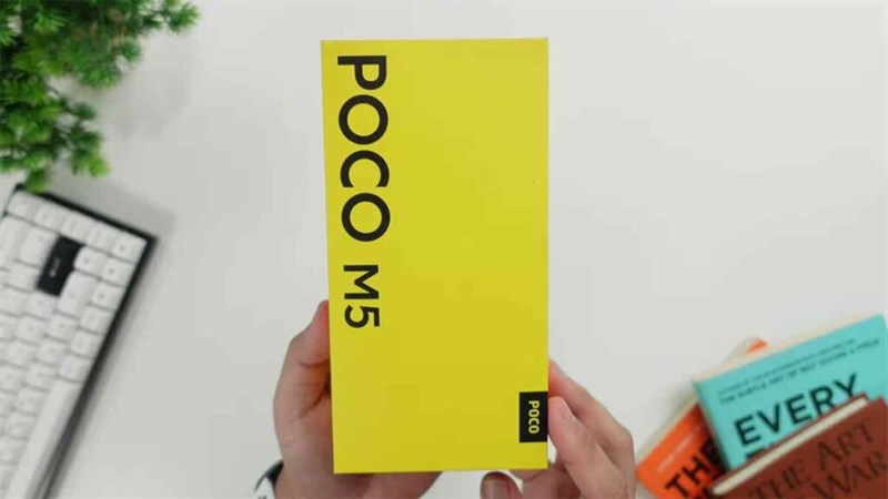 POCO M5 có phần thiết kế vỏ hộp trông rất trẻ trung với tone màu vàng bắt mắt.