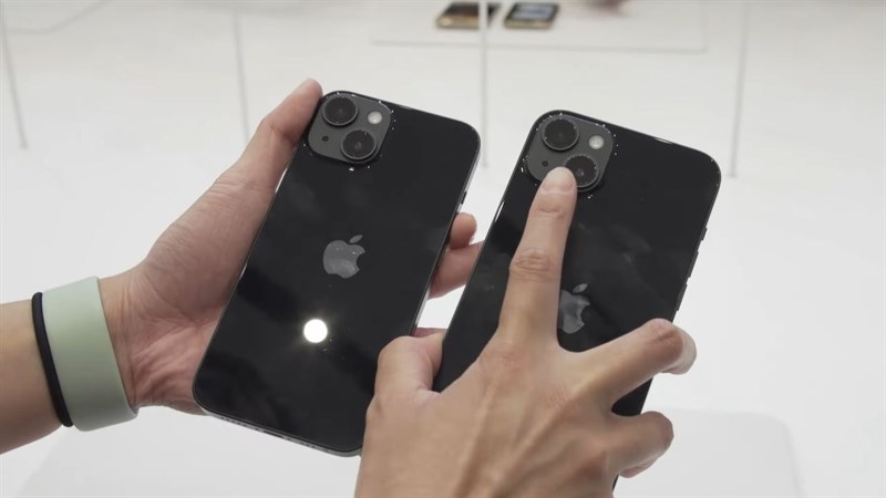 Mặt lưng của iPhone 14 vẫn có phong cách thiết kế tối giản với logo quả táo ở vị trí trung tâm và cụm camera kích thước lớn.