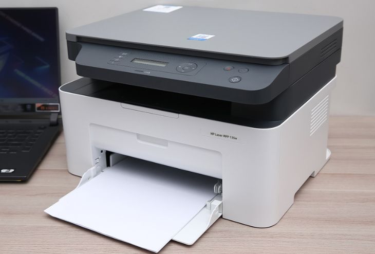 Máy in Laser Trắng đen HP đa năng In scan copy LaserJet MFP 135w WiFi (4ZB83A) thuận tiện đặt trên bàn làm việc văn phòng