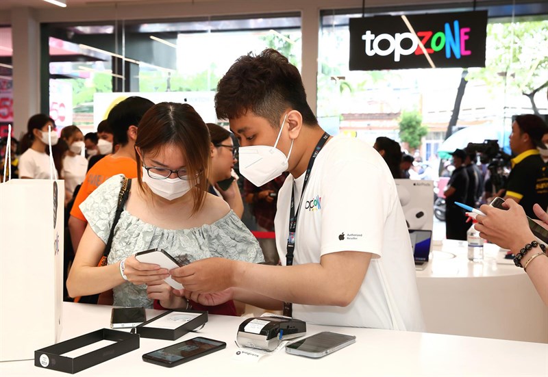 Khách hàng mua sắm tại TopZone