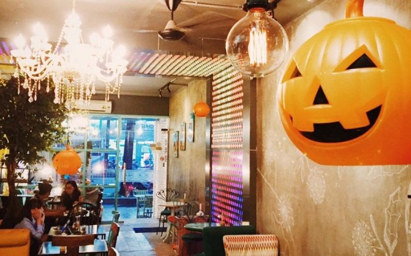 Quán cafe trang trí đơn giản cho dịp Halloween