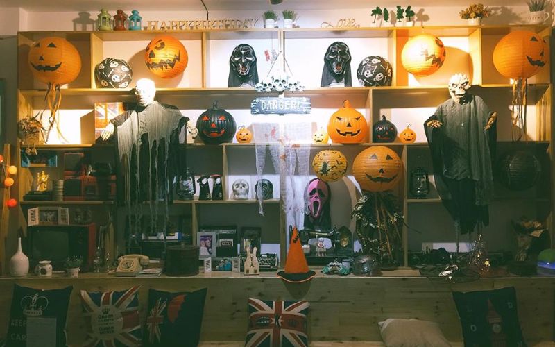 Quán cafe trang trí Halloween với những hình nộm và bí ngô