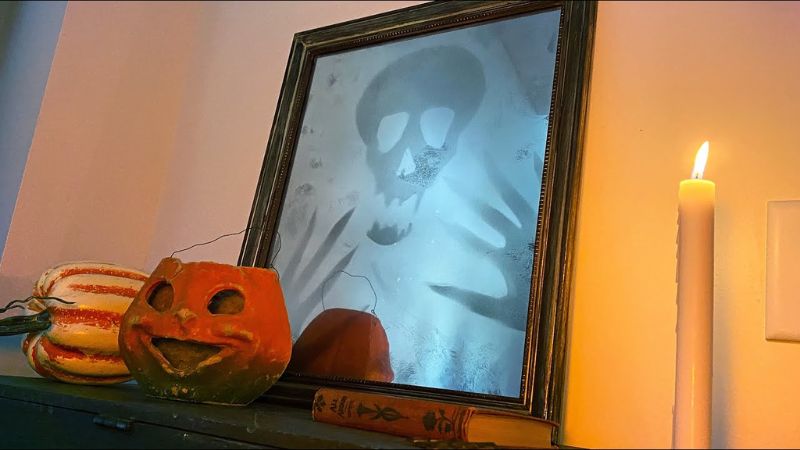 Trang trí Halloween cho văn phòng bằng những tấm gương ma quái