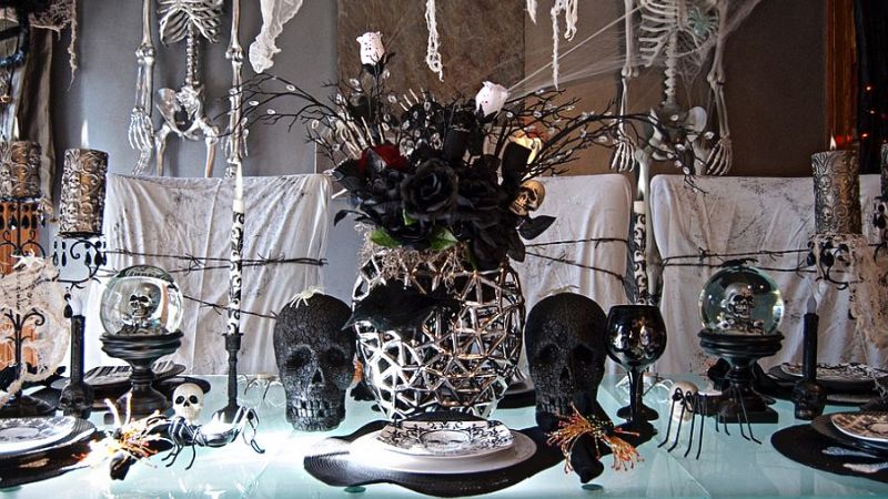 Trang trí Halloween cửa hàng bằng bàn tiệc đen trắng
