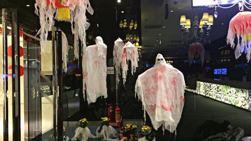 Trang trí Halloween cửa hàng bằng hình nộm kinh dị
