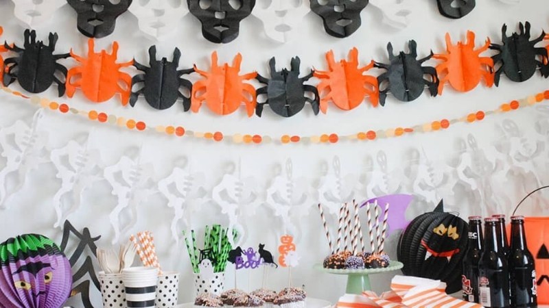 Halloween decoration ideas for stores using strings