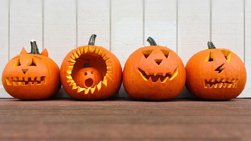 Halloween decoration ideas for stores using pumpkins