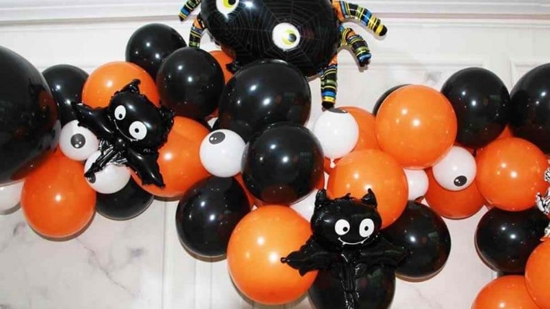 Halloween decoration ideas for stores using balloons