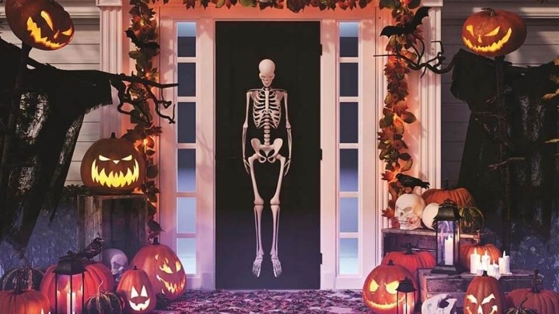 Halloween decoration ideas for stores using skeleton models