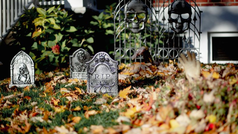Trang trí sân khấu Halloween với những ngôi mộ ma quái