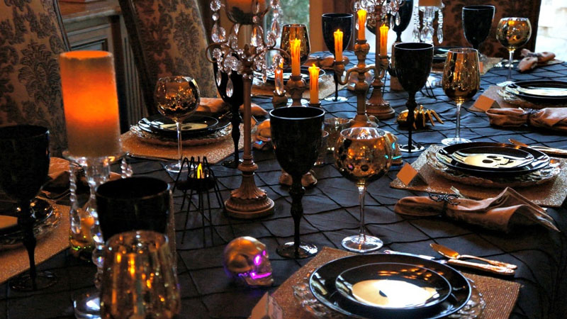 Chic and spooky Halloween dinner table