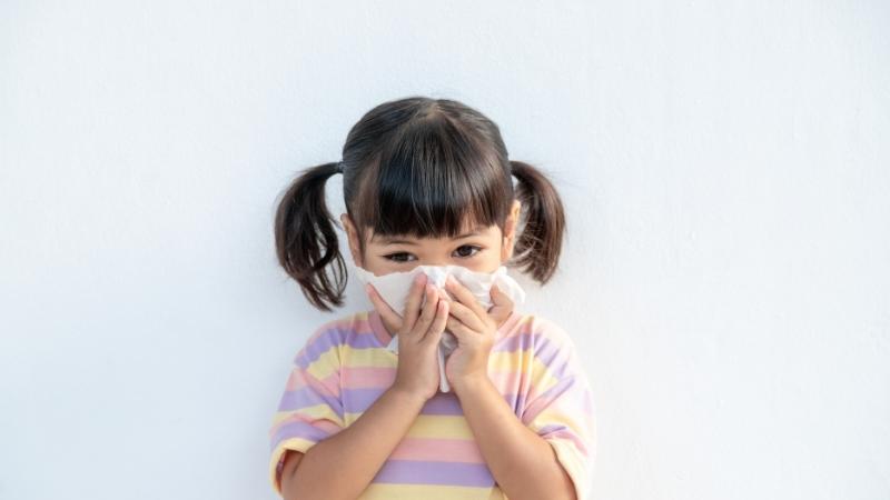 Hướng dẫn trẻ cách ho và hắt hơi đúng cách