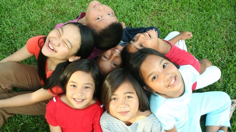 Khuyên trẻ không chia sẻ đồ dùng và ly tách với bạn bè
