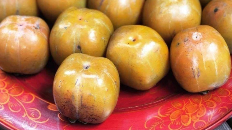 Red cane apples have a green skin, smooth like the trunk of a bamboo tree