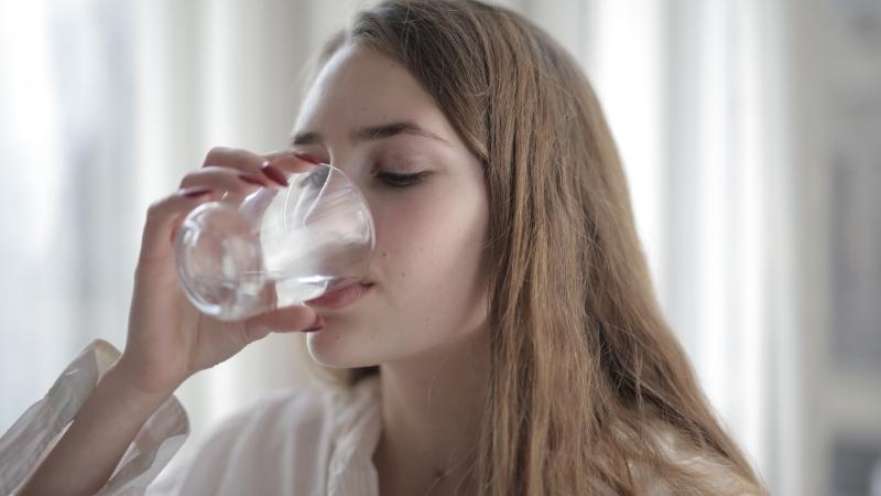 Khi bị sốt, người bệnh nên uống nhiều nước để cải thiện tình trạng mất nước