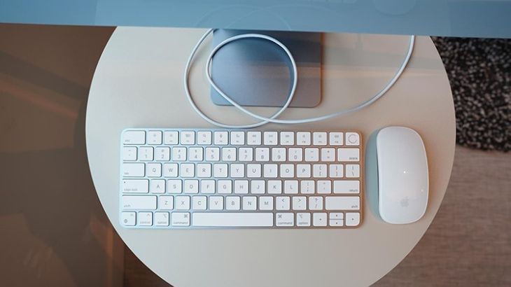 iMac đi kèm với bàn phím Magic Keyboard và chuột Magic Mouse