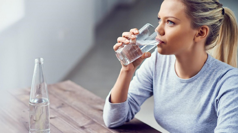 Uống nhiều nước giúp cơ thể tránh mất nước và bổ sung chất điện giải