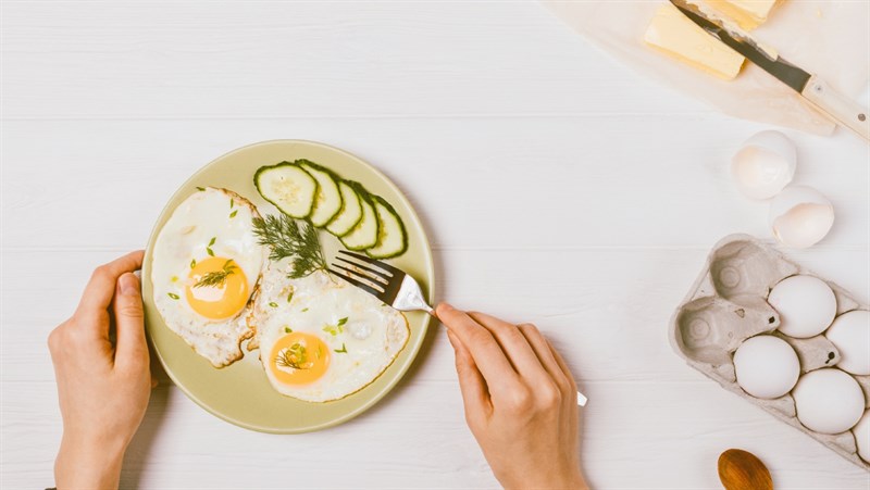 Đặt nĩa xuống giữa các lần cắn là một mẹo giúp bạn ăn no nhanh hơn 