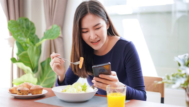 Không nên làm những việc khác khi đang ăn 