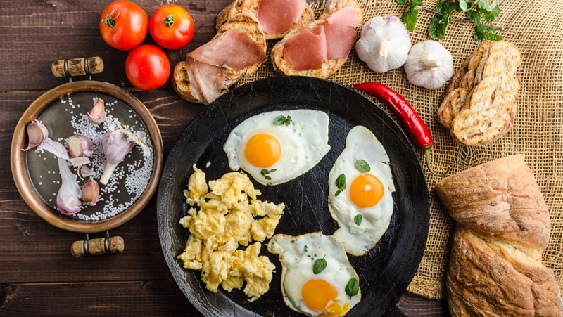 Bữa sáng giàu protein giúp bạn no lâu hơn và hỗ trợ tốt quá trình giảm cân 