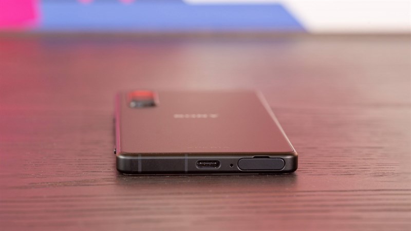 Bên dưới Sony Xperia 5 IV là cổng sạc và khay SIM Bên dưới Sony Xperia 5 IV là cổng sạc và khay SIM