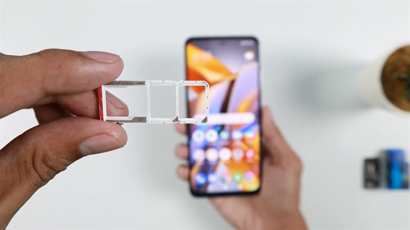 POCO M5s còn cho phép người dùng mở rộng bộ nhớ lưu trữ bằng thẻ MicroSD