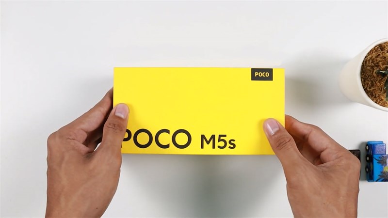 Phần hộp đựng của POCO M5s trông rất đơn giản và quen thuộc