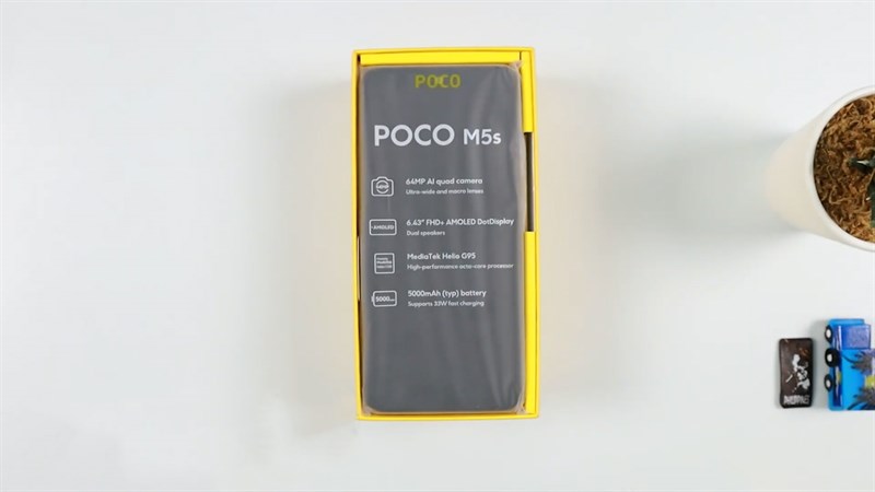 Bên trong hộp là chiếc điện thoại POCO M5s được bọc nilon bảo vệ rất cẩn thận