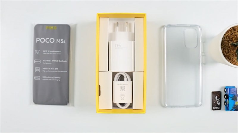 Cuối cùng là ốp lưng bảo vệ POCO M5s và bộ sạc 33 W