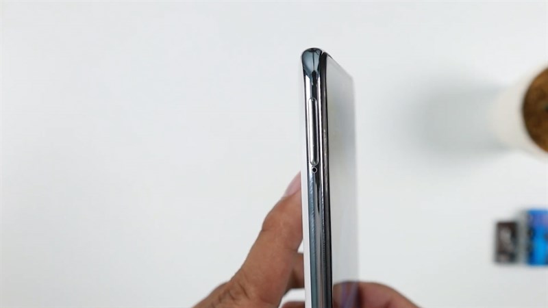 Cạnh bên trái của POCO M5s là nơi chứa khay SIM