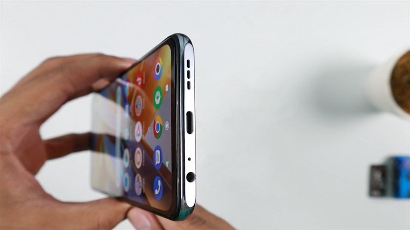 Cạnh dưới của POCO M5s là nơi đặt cổng sạc Type-C và cổng tai nghe 3.5 mm