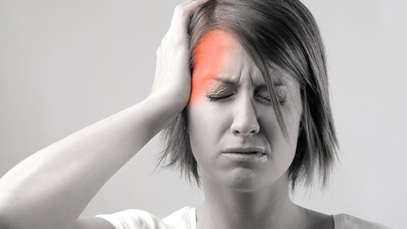 Viêm màng não khiến cơ thể người bệnh sốt cao và xuất hiện các cơn đau đầu
