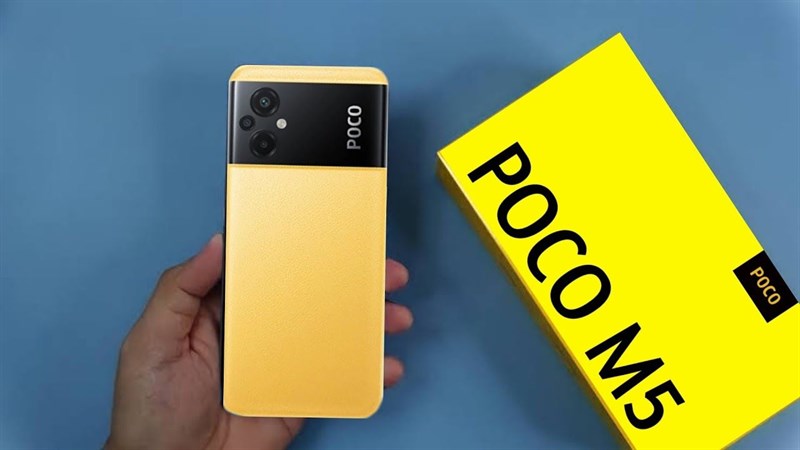 Mặt lưng của POCO M5 được làm giả da cùng thiết kế camera lạ mắt, ấn tượng.