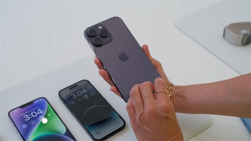 Mặt sau và trước iPhone 14 Pro Max màu tím