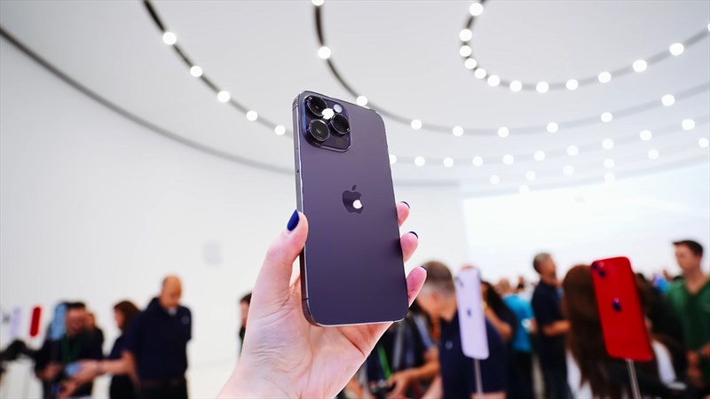 iPhone 14 Pro Max purple: Với màu tím thanh lịch, iPhone 14 Pro Max purple sẽ khiến bạn trở nên nổi bật cho mọi dịp. Hãy xem hình ảnh này để tận hưởng vẻ đẹp của màu tím sang trọng kết hợp cùng vẻ đẹp hoàn hảo của iPhone 14 Pro Max.