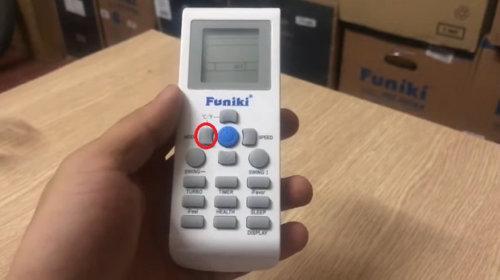 Nhấn nút MODE trên điều khiển của điều hòa Funiki 2 chiều để chuyển đổi các chế độ