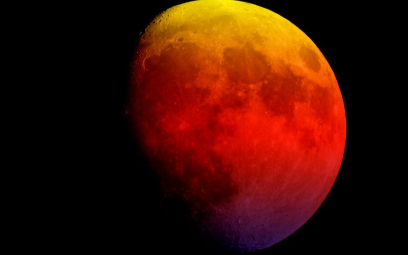 Siêu trăng diễn ra làm tăng lực hút của Mặt Trăng lên Trái Đất