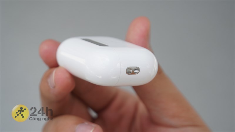 Trên tay AirPods Pro 2: Hộp sạc có loa, cải thiện chất âm, tính năng