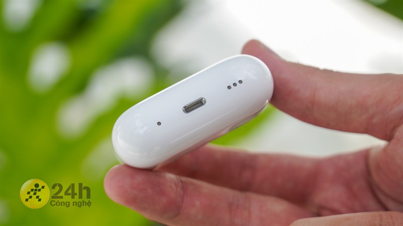 Trên tay AirPods Pro 2: Hộp sạc có loa, cải thiện chất âm, tính năng
