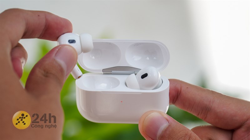 Trên tay AirPods Pro 2: Hộp sạc có loa, cải thiện chất âm, tính năng