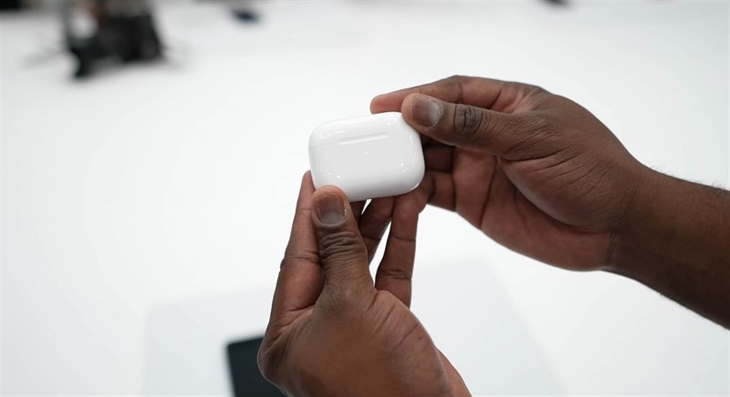 Trên tay AirPods Pro 2: Hộp sạc có loa, pin lớn, tính năng cực xịn sò