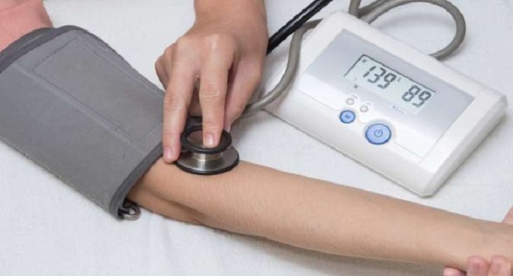 Chọn máy đo huyết áp bắt tay có kích cỡ vòng bít thích hợp với chu vi của bắp tay