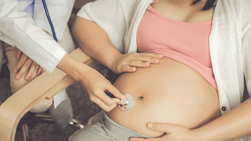 Các vấn đề liên quan đến mang thai và sinh nở là yếu tố nguy cơ gây xuất huyết não