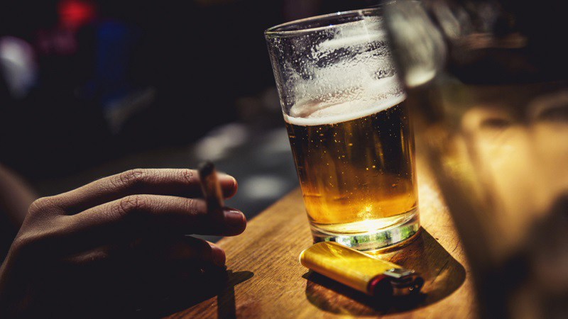 Hút thuốc, dùng rượu bia và các chất kích thích sẽ khiến thành mạch yếu đi