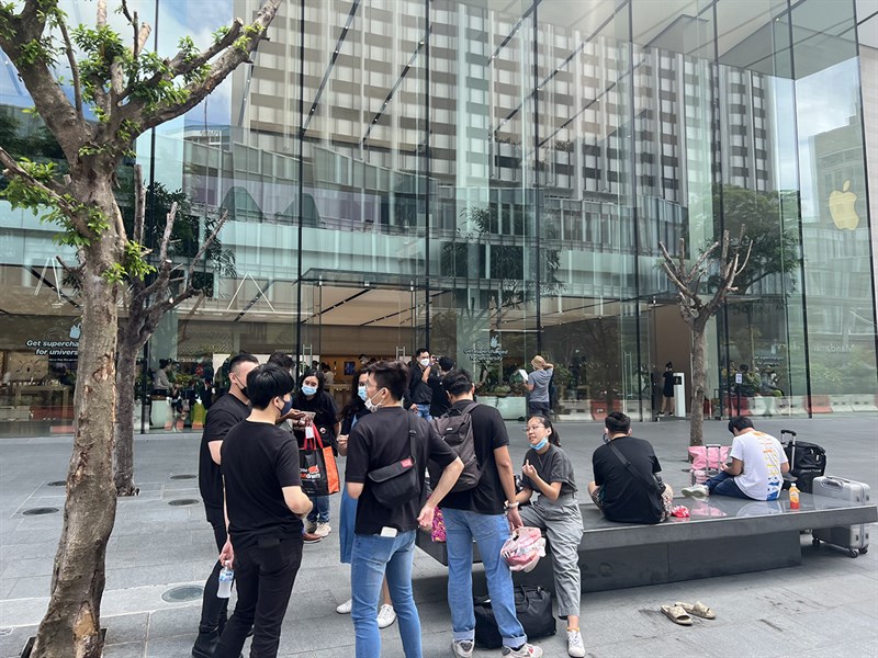 Nhiều người Việt vẫn còn ở Apple Store Singapore Nhiều người Việt vẫn còn ở Apple Store Singapore