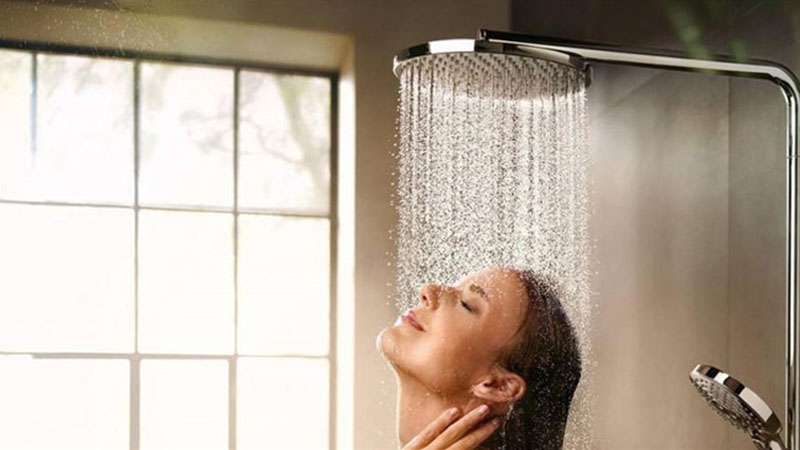 Thường xuyên tắm bằng nước mát giúp làm giảm ngứa