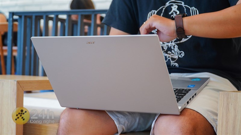 Để lên đùi để dùng cũng ổn lắm đó nha các bạn!