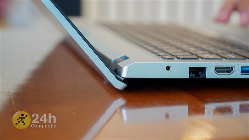 Acer Aspire 3 có bản lề Ergo Lift giúp phần thân của máy nâng lên 1 góc so với mặt phẳng.